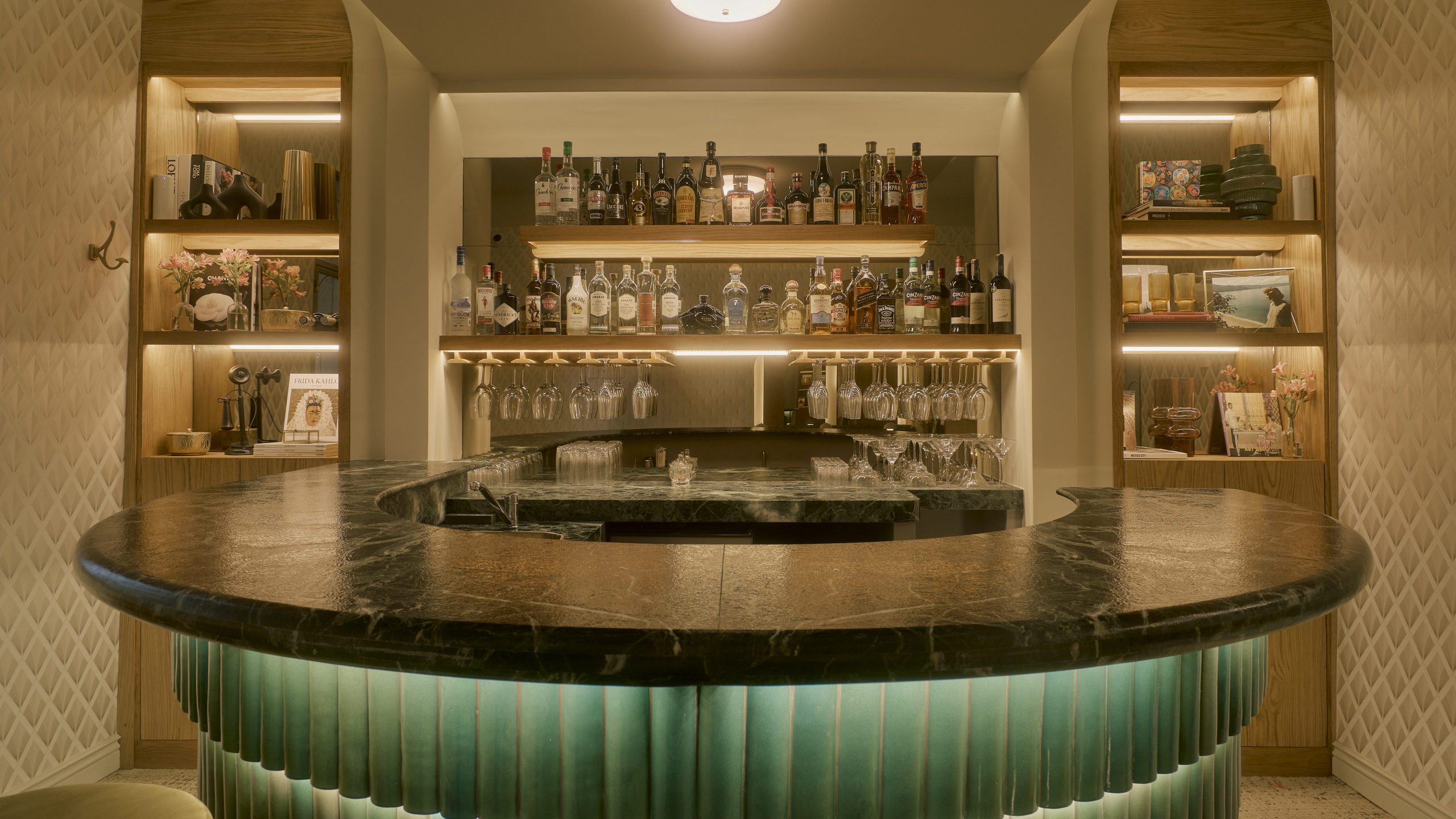 Theo Lounge Bar: Donde la sofisticación se encuentra con la calidez.