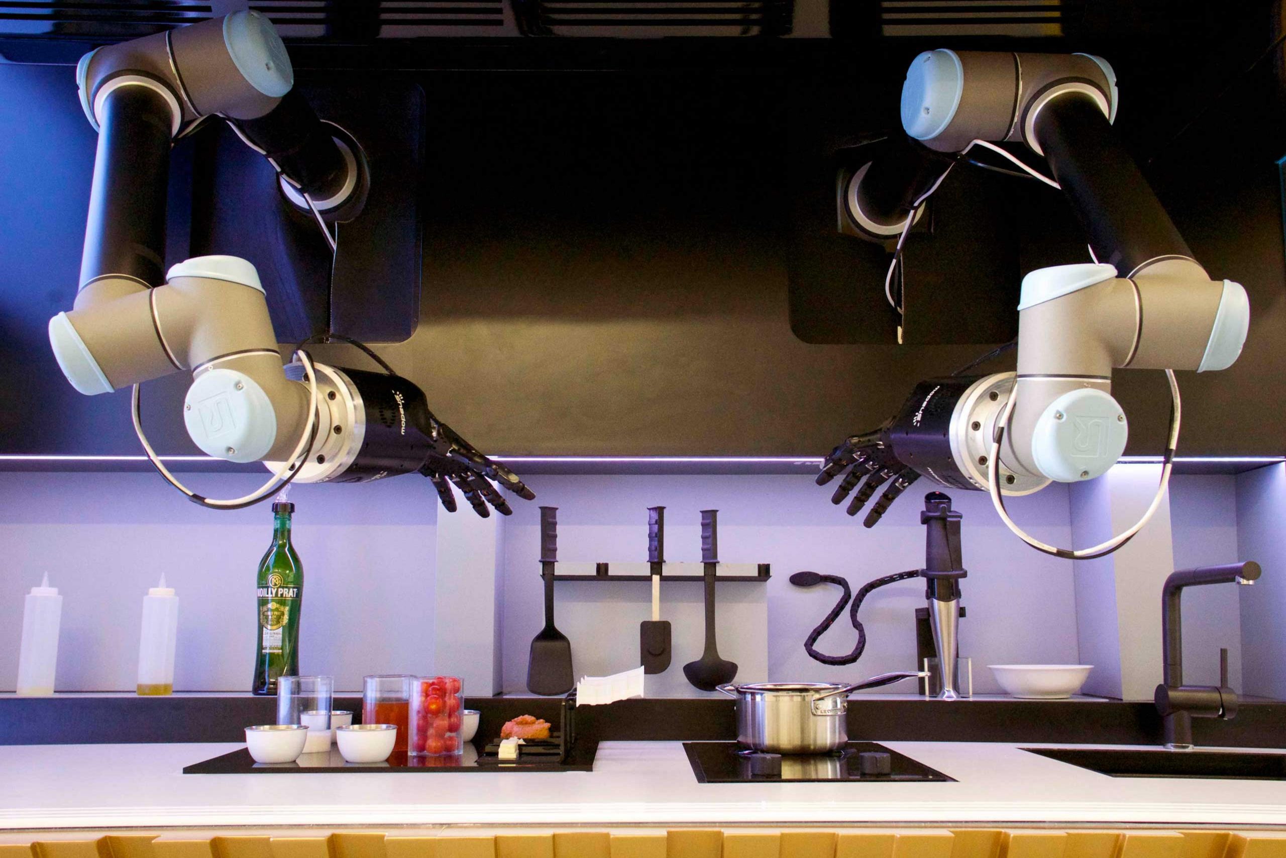 Brazos robóticos y robots en la cocina profesional